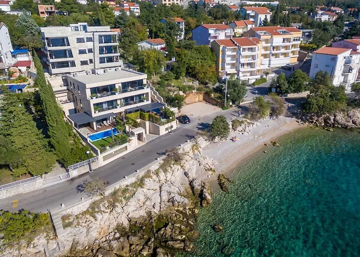 Apartment Front Fran