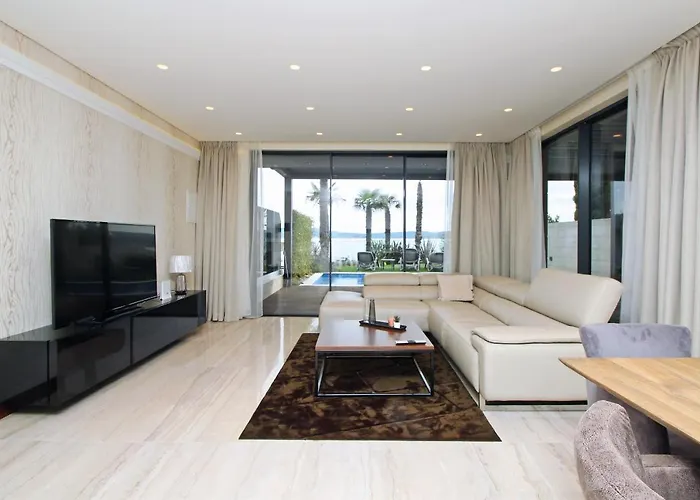 Apartment Front Fran *