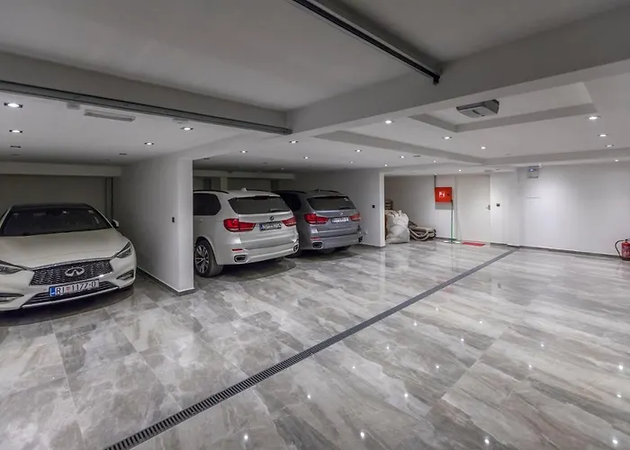 Apartment Front Fran *